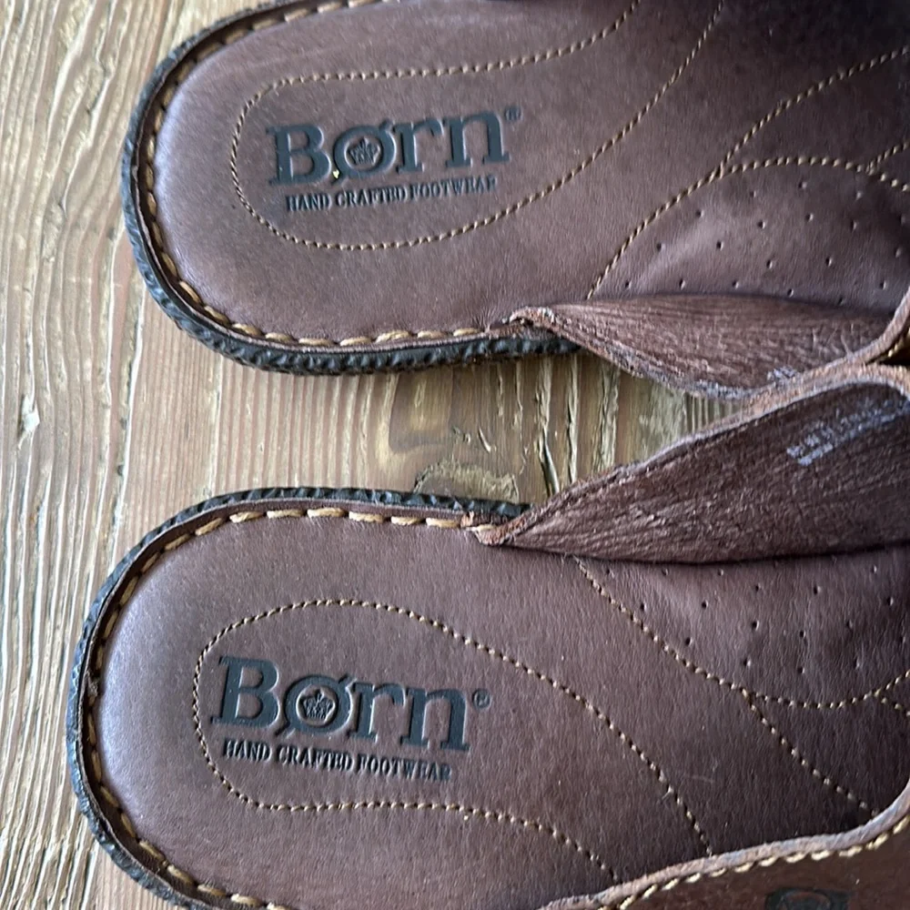 Born men’s brown leather sandals / flip flops beach pool summer spring